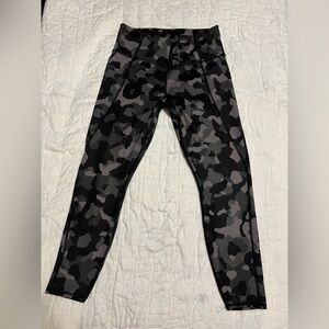 EUC Athleta Lightning Camo 7/8 Tight Leggings Black Gray Camouflage Women Size M